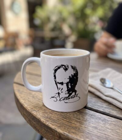 Atatürk portreli ve imzalı beyaz porselen kupa 330 ml - 2