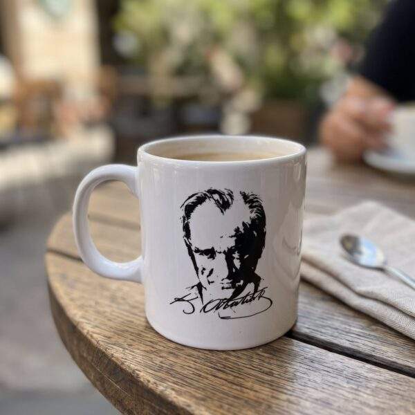 Atatürk portreli ve imzalı beyaz porselen kupa 330 ml - 2