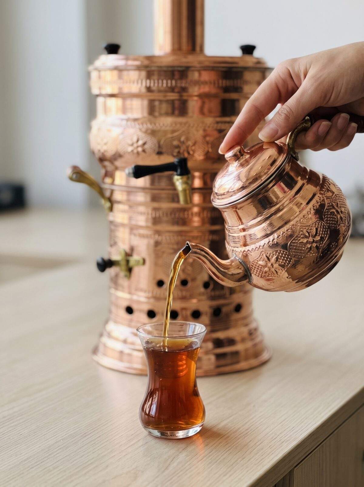 Bakır Demlikten Çay Servisi - Pouring Tea from Copper Teapot